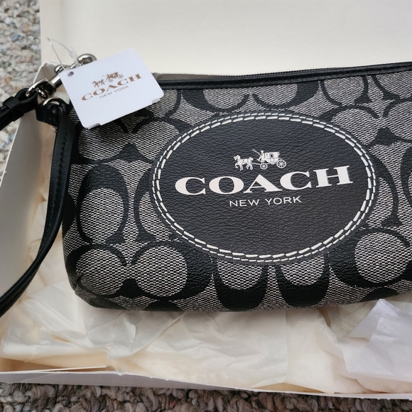 Nwt Coach wristlet, signature color/pattern - Picture 4 of 7